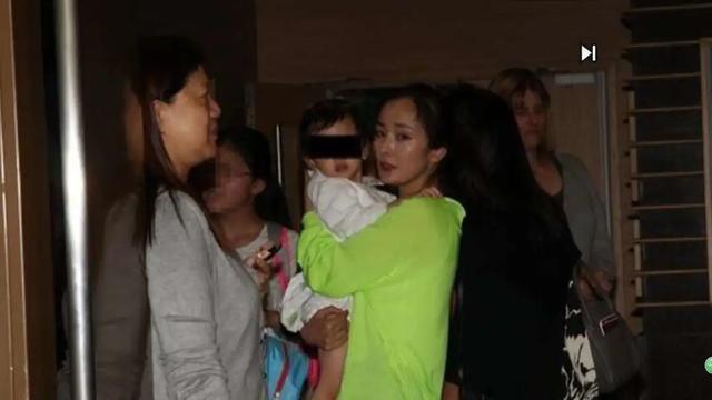 疑似赵丽颖携神秘男子带儿子出游，一场热议的焦点