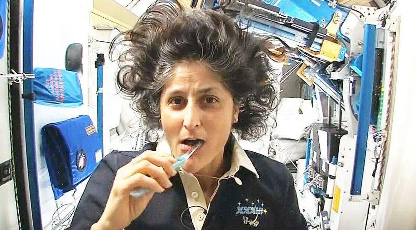 太空出差182天不洗澡？假！