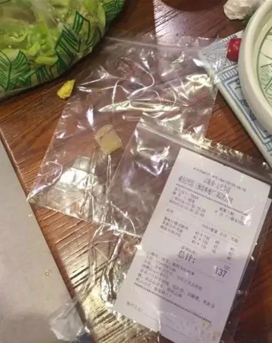 外卖惊魂，吃出带血创可贴的惊遇