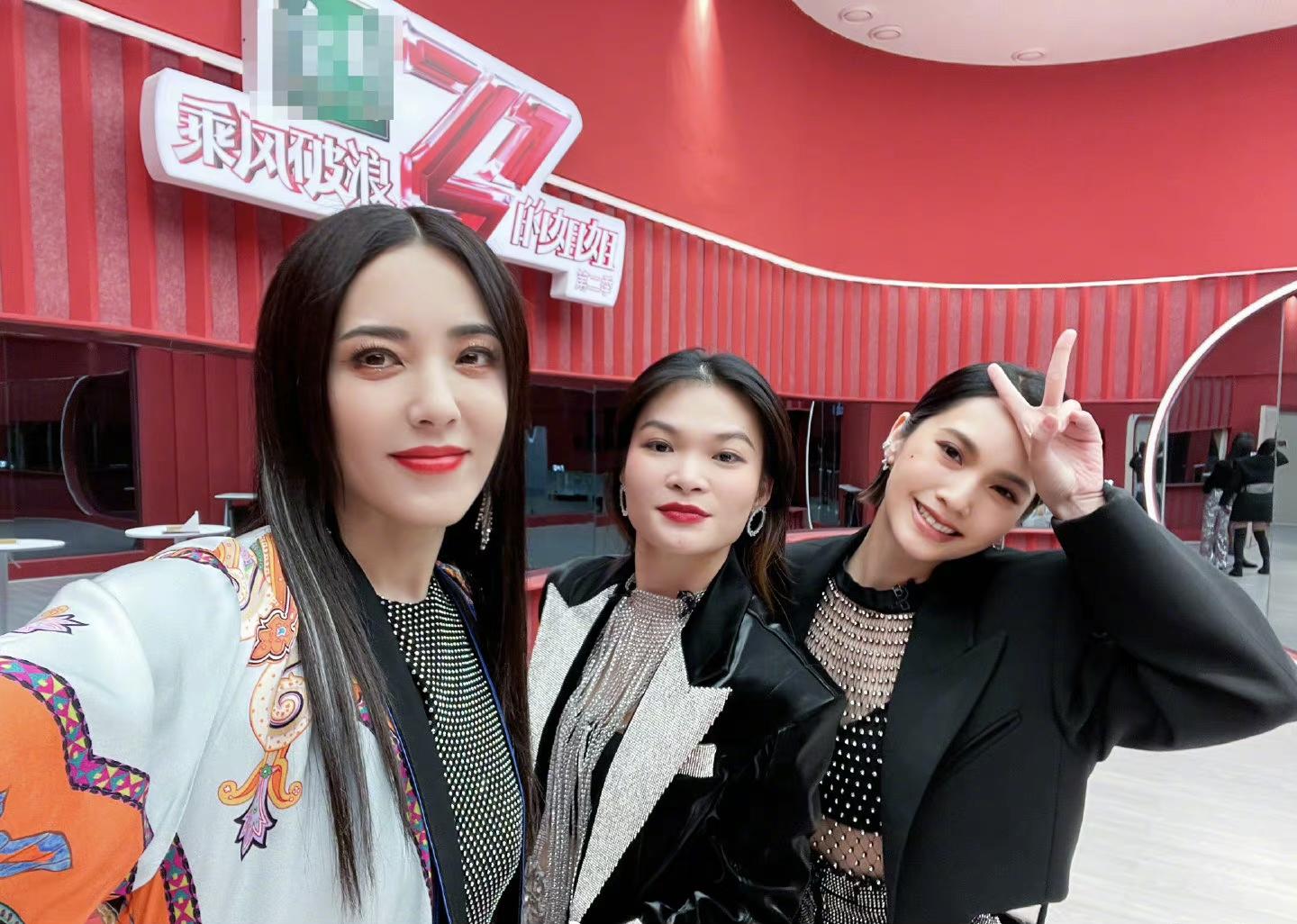 曾黎出席活动视频，星光璀璨，魅力无限