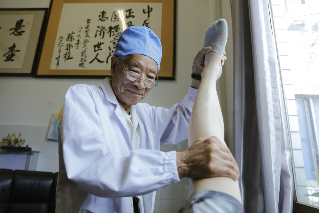 百岁中医太姥爷的推拿传承，跨越世代的健康祝福
