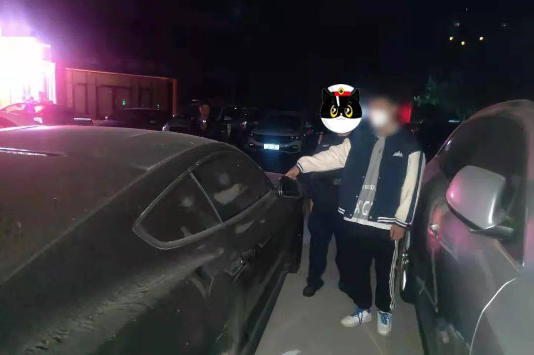 深夜惊魂，三名男子溜车门行径被物业擒获