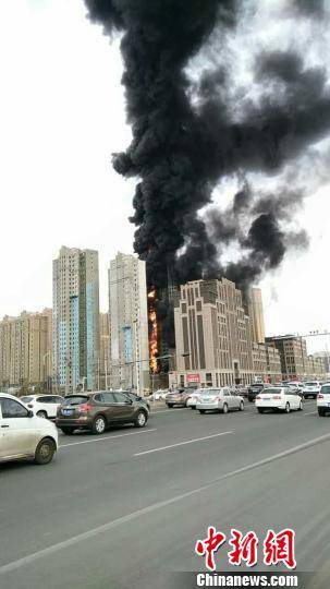 太原小区爆炸现场，烈火蔓延浓烟滚滚