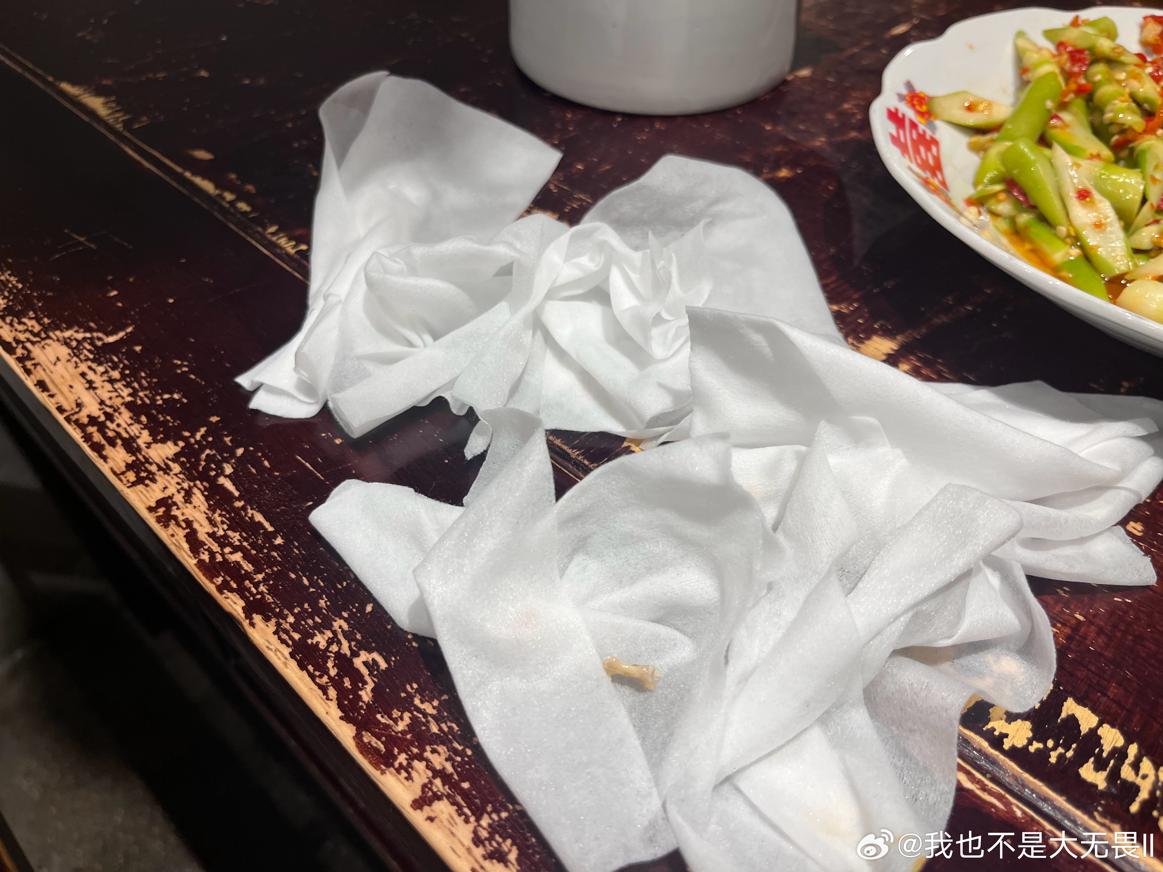 女子将鼻涕纸塞进餐馆辣椒油瓶，引发社会热议