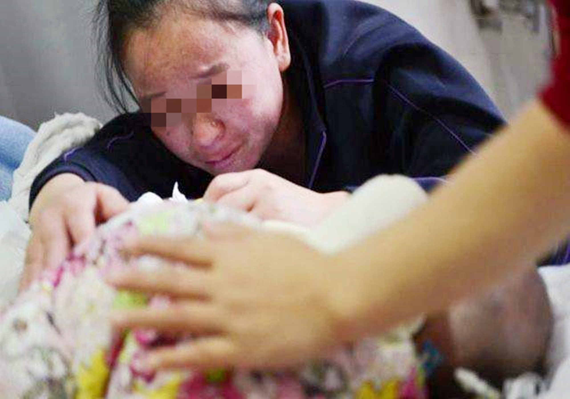 月嫂下户抱憾而去，卧室中的深情与泪眼