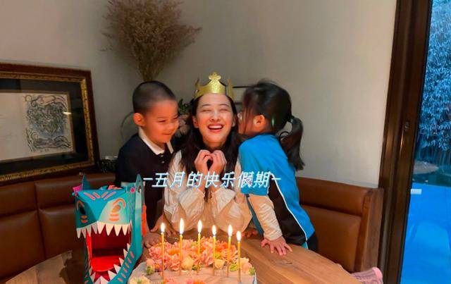 梅婷晒照庆50岁生日，老公花臂抢镜——时光见证的优雅与幸福