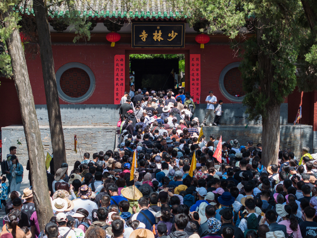 直击五一假期首日，各地景区火爆现象解析