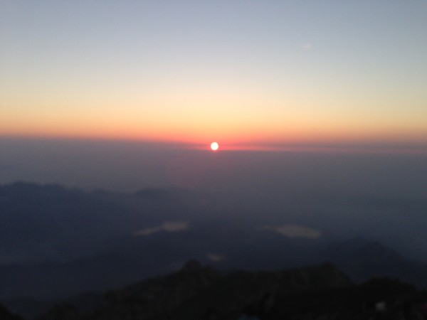 夜登泰山，共赏日出之美