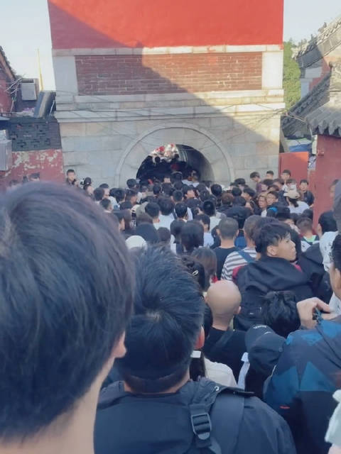 泰山拥堵的图片，现象、原因及解决之道