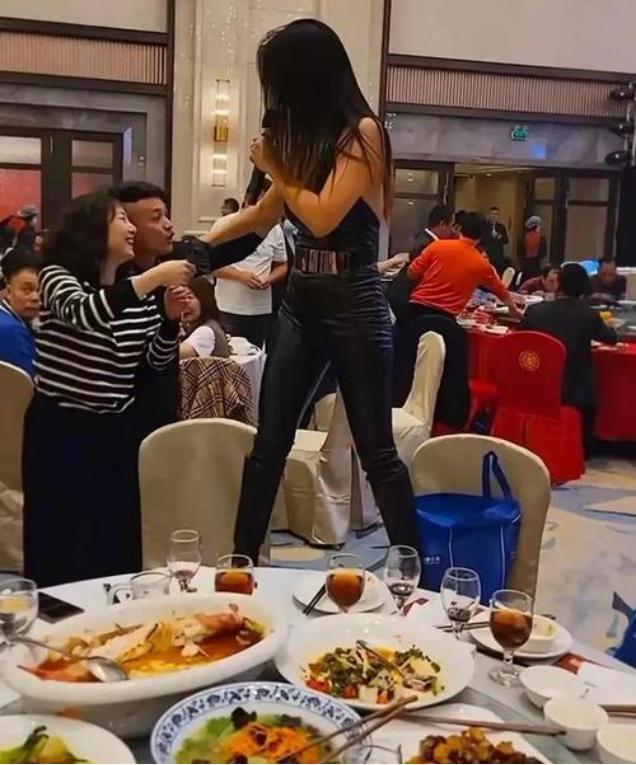 王蓉再次走红背后的故事，激动得两腿发抖