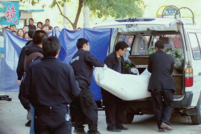 男子帮抬棺不幸心梗猝死，家属获补偿11万，社会温情与正义的交汇