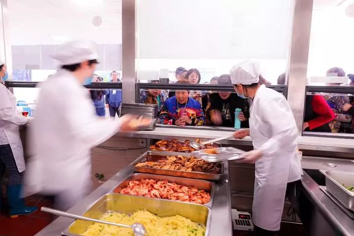 多地政府食堂向游客开放，共融共享美食之旅