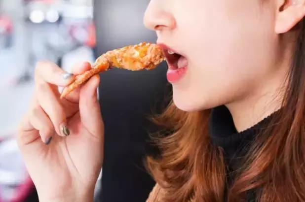 女孩说想吃炸鸡