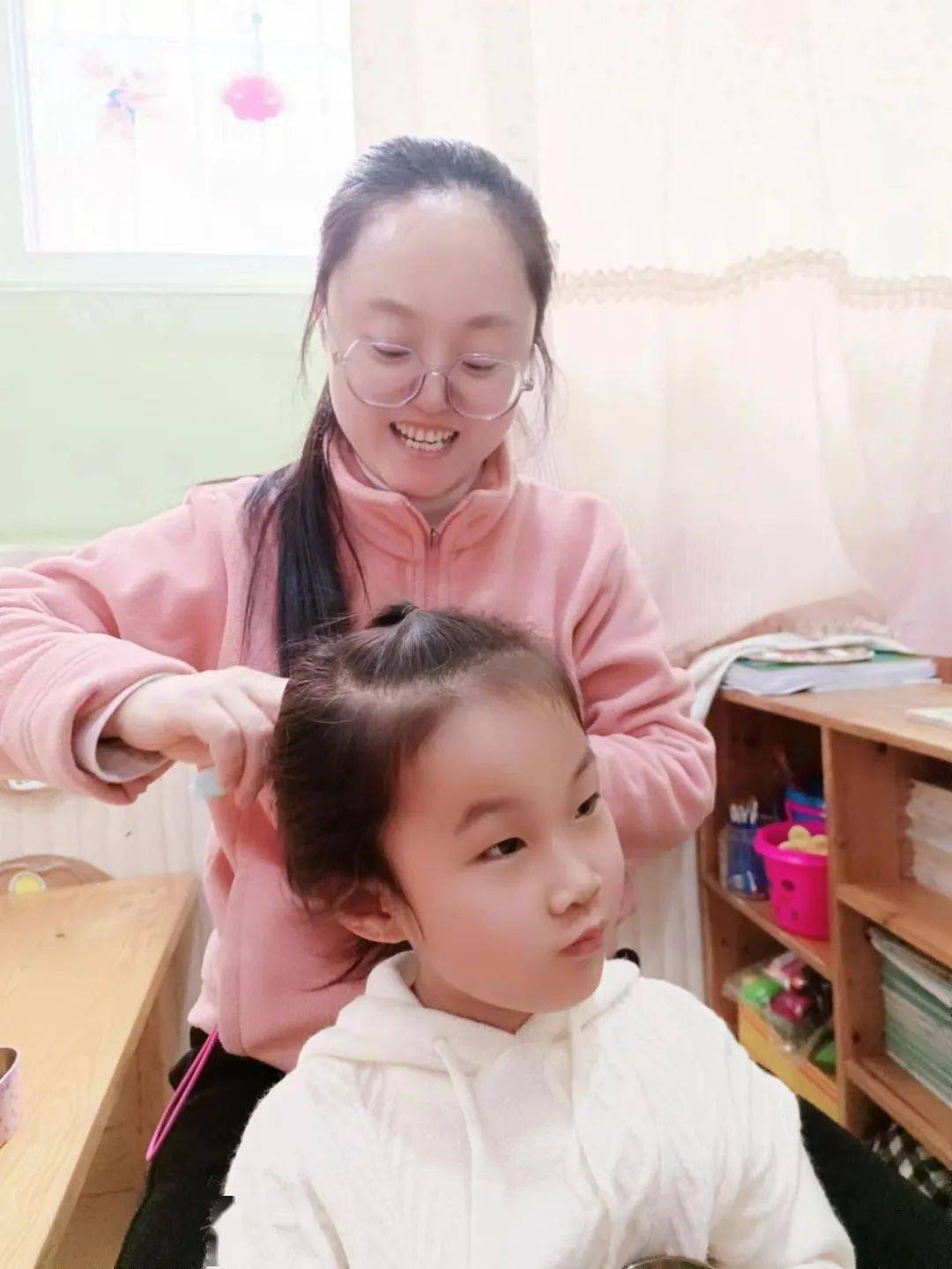 老师给我梳头发的小故事