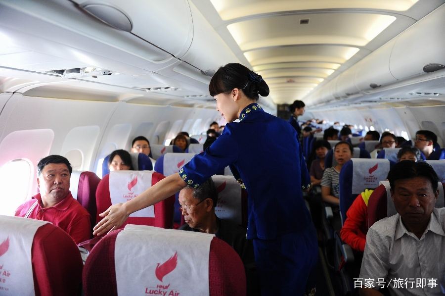 空姐飞机上卖刮刮乐，航空娱乐新风尚