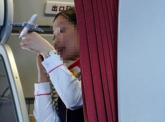 空姐飞机上卖刮刮乐，航空娱乐新风尚