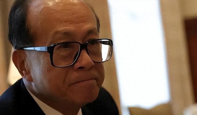 港媒再评李嘉诚卖港口，执迷不悟