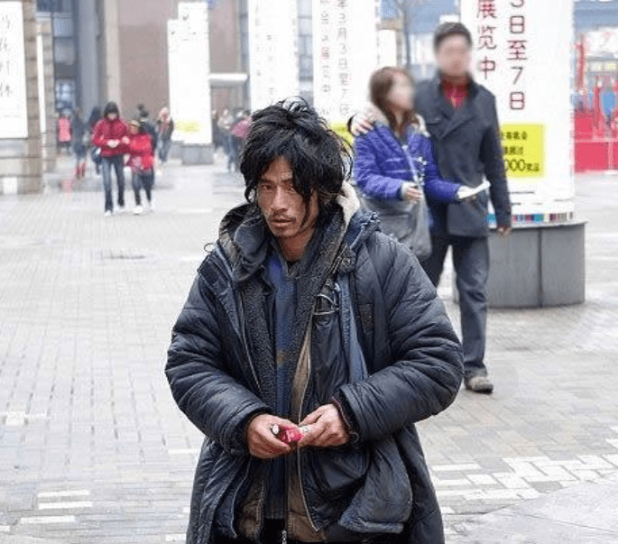 最帅乞丐拒当模特，乞讨更轻松