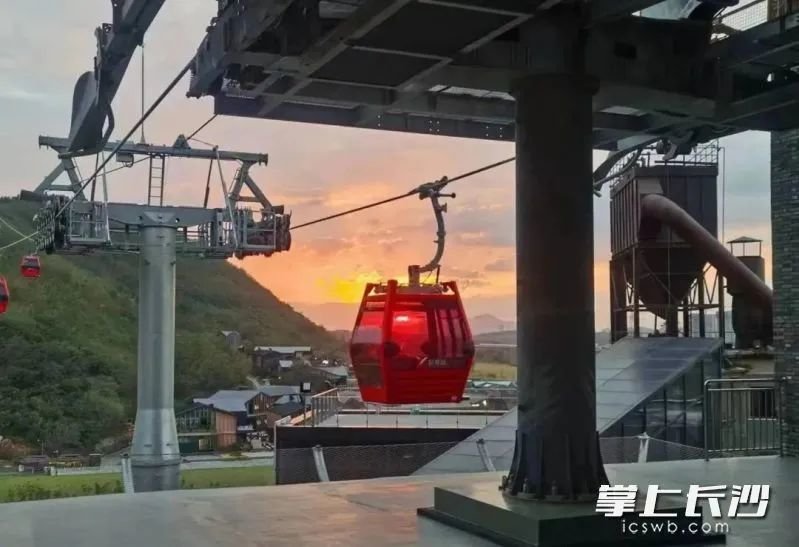 岳麓山索道夜间运营，城市夜空中的新亮点