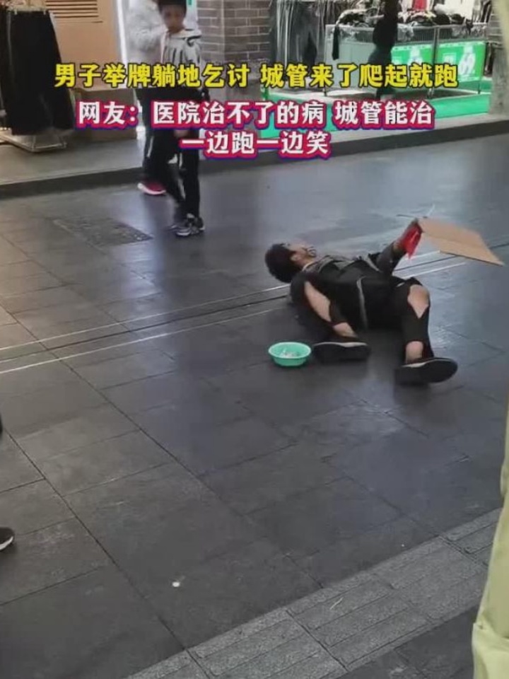 游客为举国旗夜爬男子照亮上山路，一次充满爱国情感的旅程