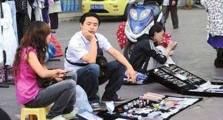 年轻人摆地摊，潮流背后的故事与启示