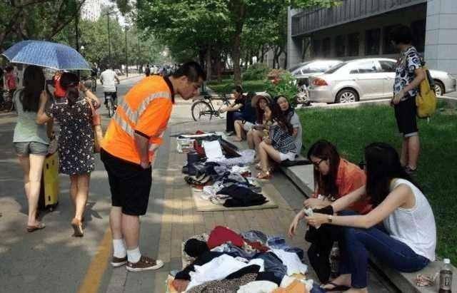 年轻人摆地摊，潮流背后的故事与启示