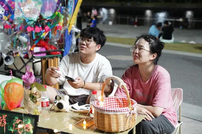 摆摊年轻人多的地方，究竟买什么最火热？