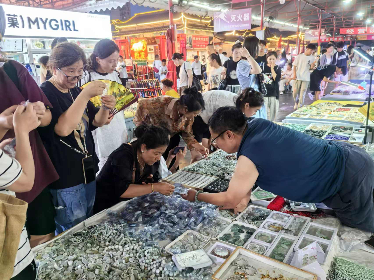 摆摊年轻人多的地方，究竟买什么最火热？