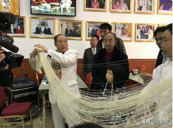 拉面师傅的绝活，一个针眼能穿46根面的技艺探秘