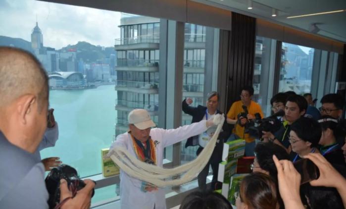拉面师傅的绝活，一个针眼能穿46根面的技艺探秘