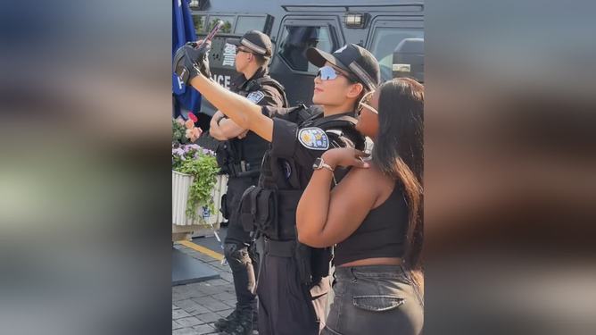 外滩美女特警成外国游客打卡点