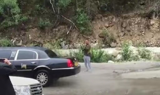 交警揭秘，超长林肯钻空子上山的背后真相