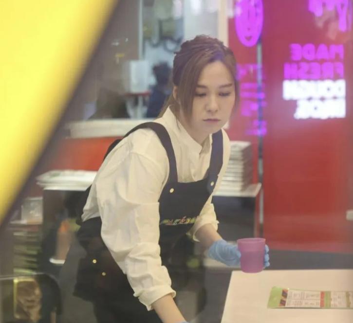 前TVB女演员在东莞打工当服务员，逆境中的重生与坚韧之美