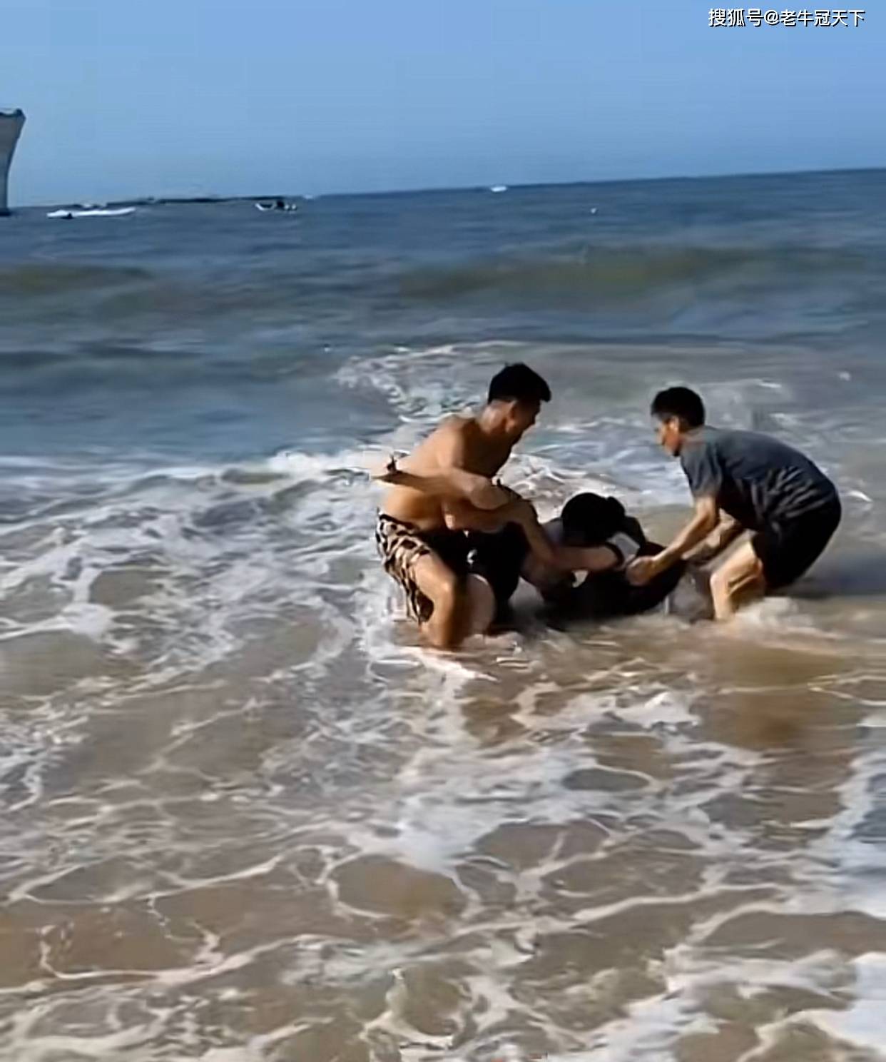 男子海边与孩子失散，急到扇自己巴掌——人间最真挚的父爱瞬间