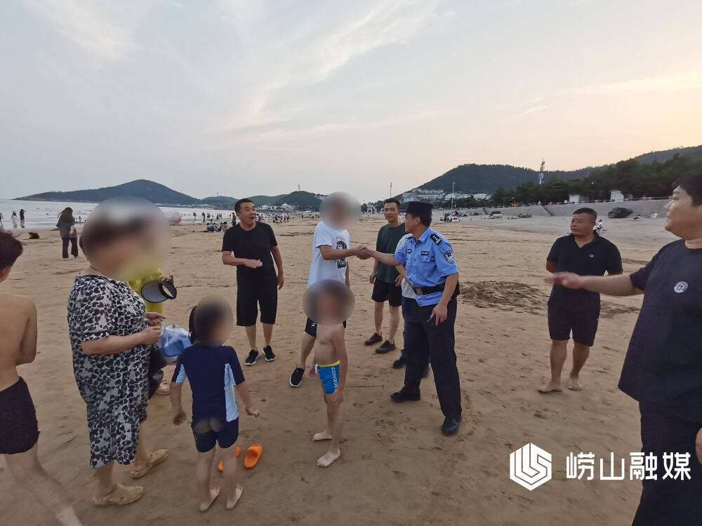 男子海边与孩子失散，急到扇自己巴掌——人间最真挚的父爱瞬间