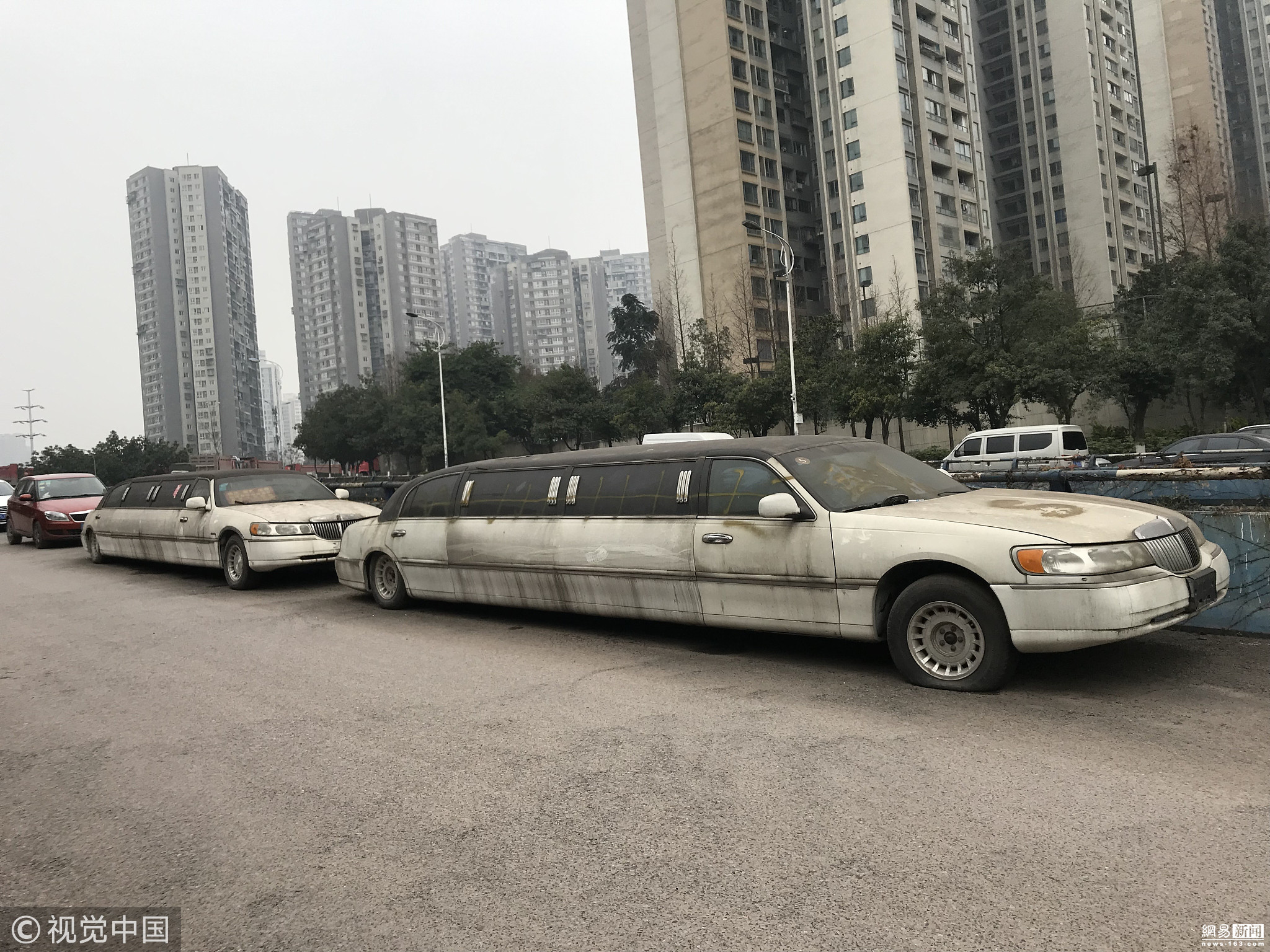 9米长林肯车堵瘫网红公路