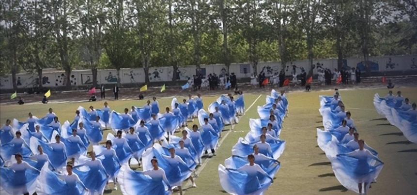 媒体聚焦，学生组团狂退演出服事件，引发深度思考