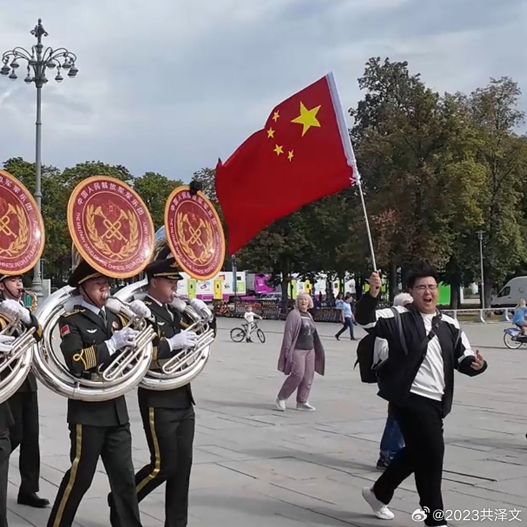 留学生沿路追着解放军齐喊中国万岁，跨越文化与军心的共鸣