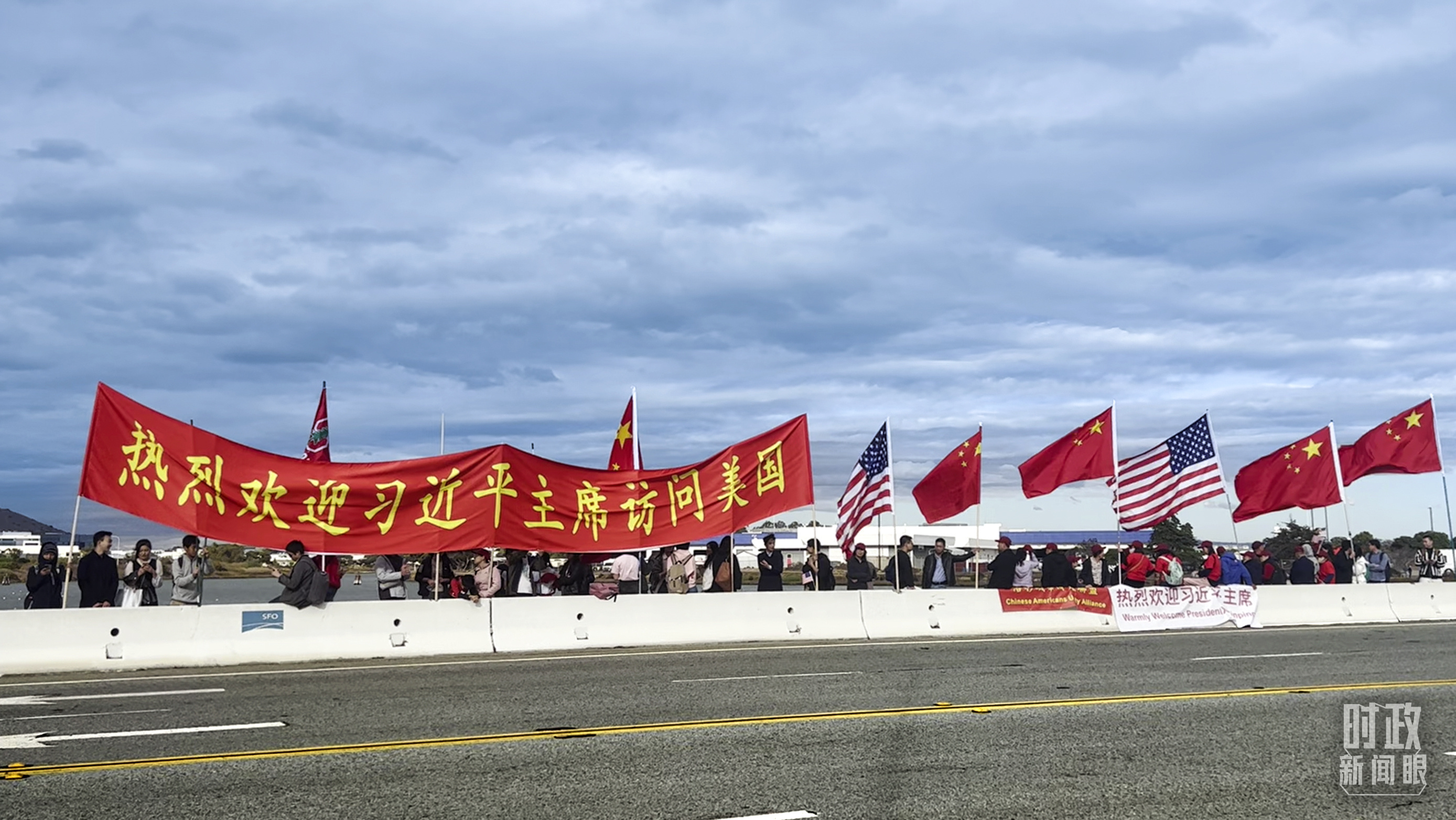 留学生沿路追着解放军齐喊中国万岁，跨越文化与军心的共鸣