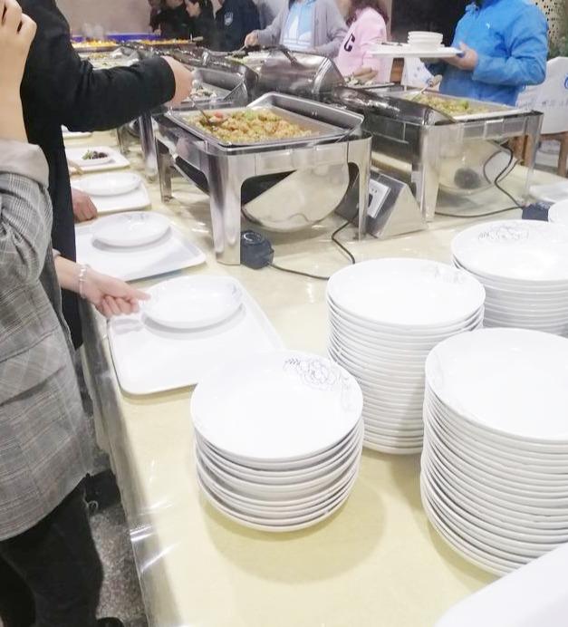 食堂盛宴，五菜一汤的图片故事