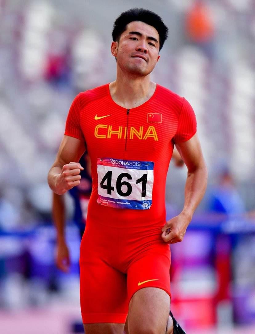 美国选手打破刘翔保持了13年的纪录，跨时代的飞跃