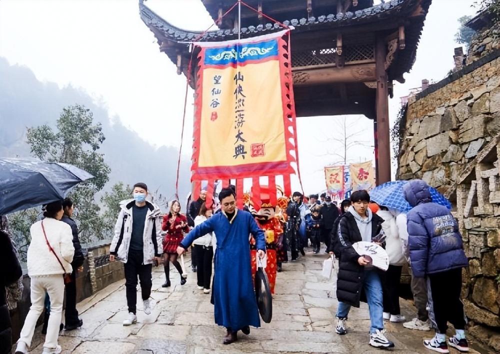 望仙谷游客等不到车，背后的故事与解决之道