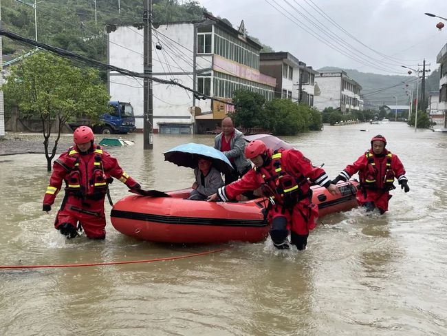 贵州两游船侧翻目击者，骤降暴雨背后的惊魂时刻