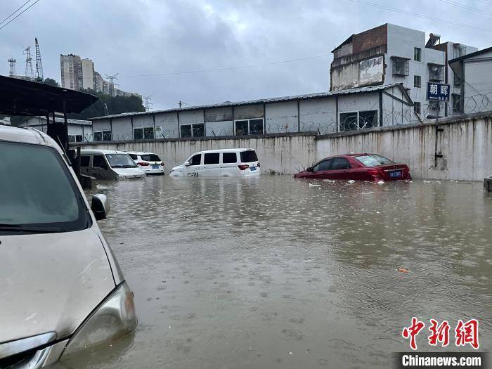 贵州两游船侧翻目击者，骤降暴雨背后的惊魂时刻