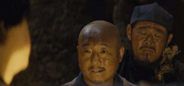 男子遭遇猴群围攻，生死瞬间大揭秘！