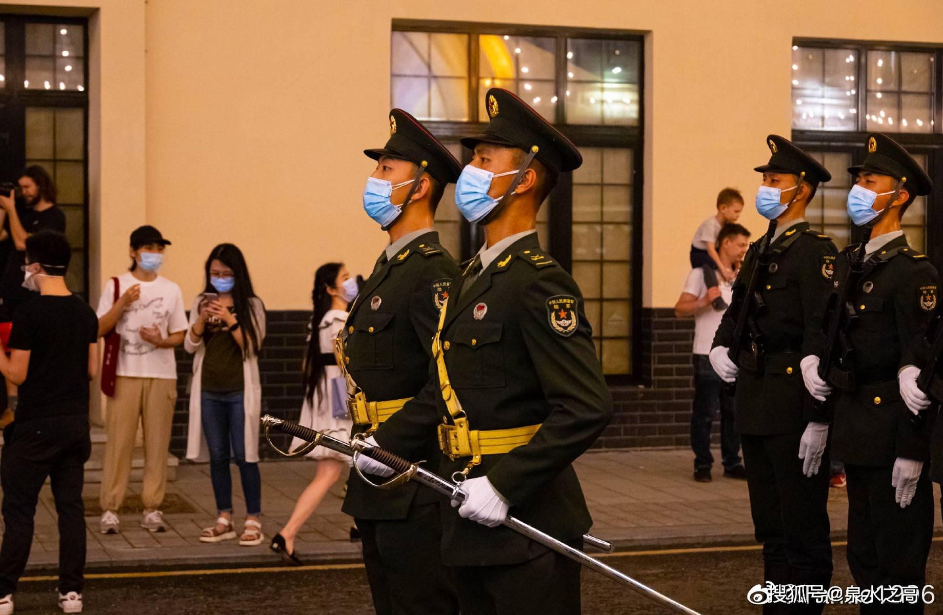 解放军红场彩排手握枪口护群众，军民团结的力量象征