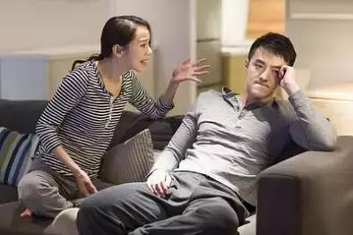 男子当街殴打女子事件曝光，官方揭示背后真相——夫妻矛盾引发关注