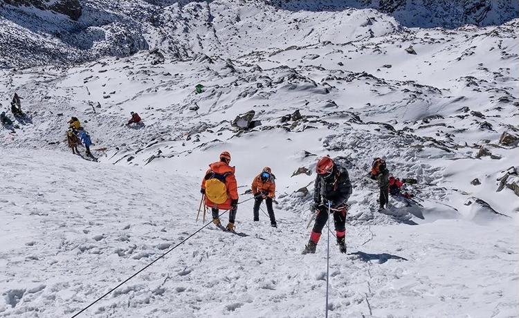 捷克登山队挑战贡嘎山，勇攀高峰的壮举