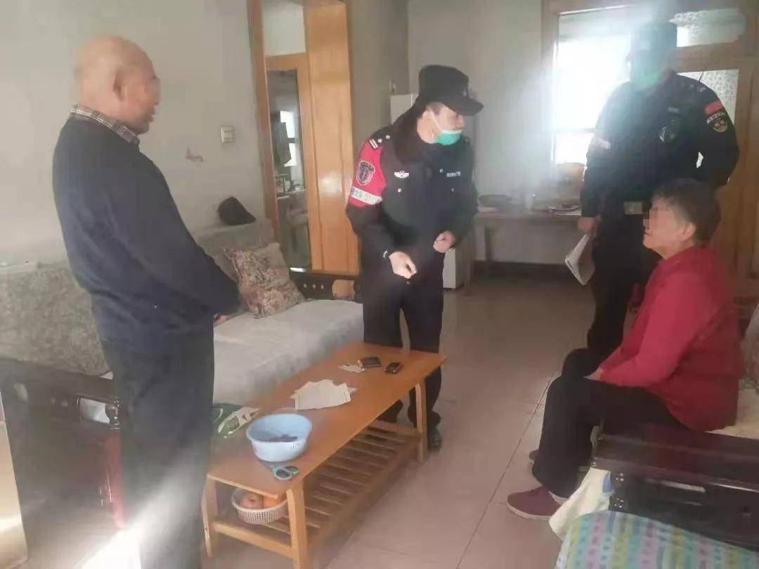 老人刷老年卡带孙子乘车遭遇，站着还是坐着，问题背后的深思