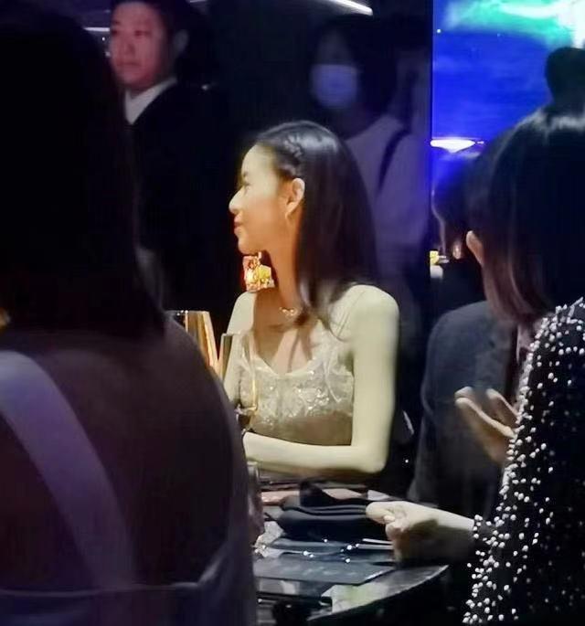 章泽天带女儿伦敦追星，跨界之旅的星光时刻